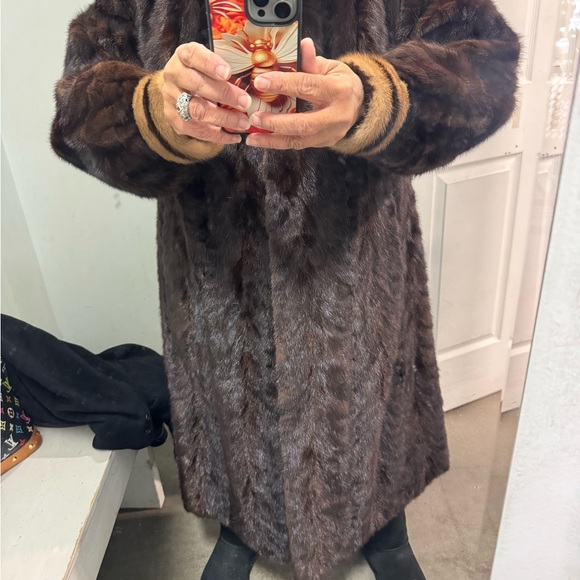 Light weight mink coat brow and Carmel. Size medium/large - Picture 7 of 12